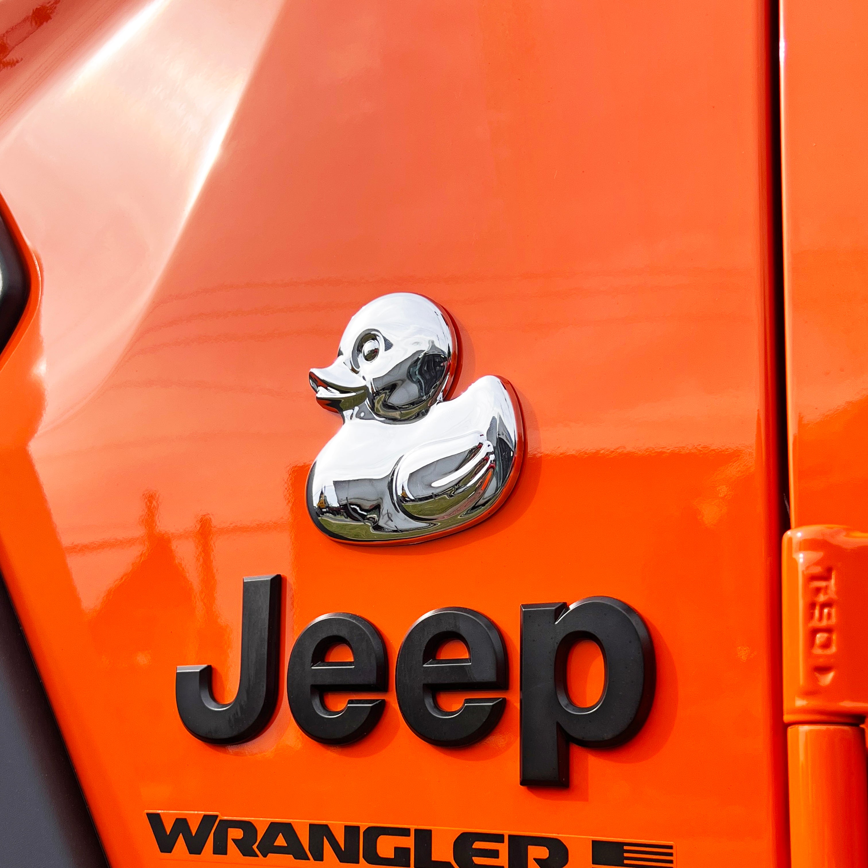 Chrome rubber duck car badge – durable ABS plastic with 3M adhesive, safe for vehicle paint. Weather-resistant emblem fits Jeep, laptop, cooler, or any flat surface. Chrome decal for outdoor and automotive use.