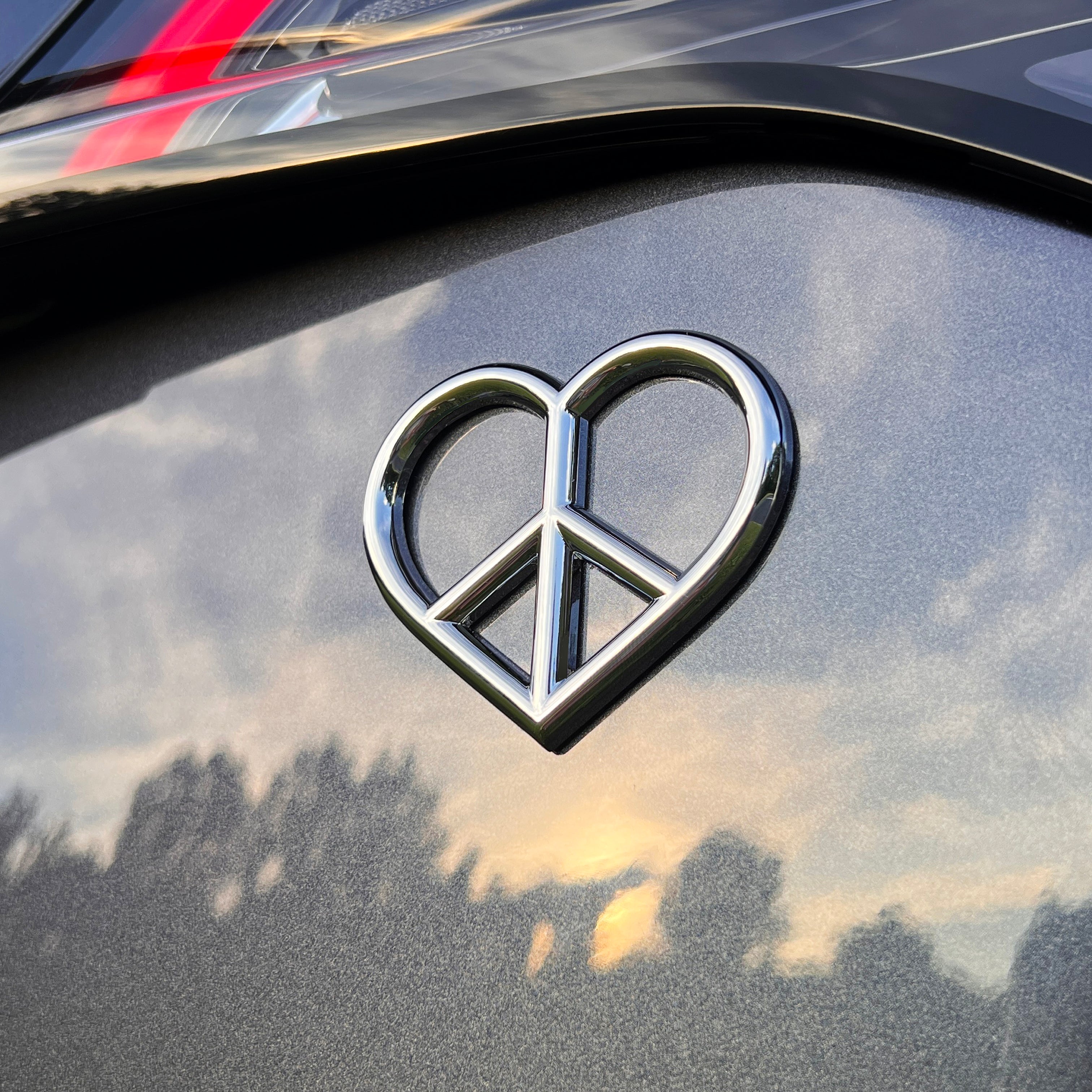 the PEACE & LOVE BADGE - Grateful Fred -