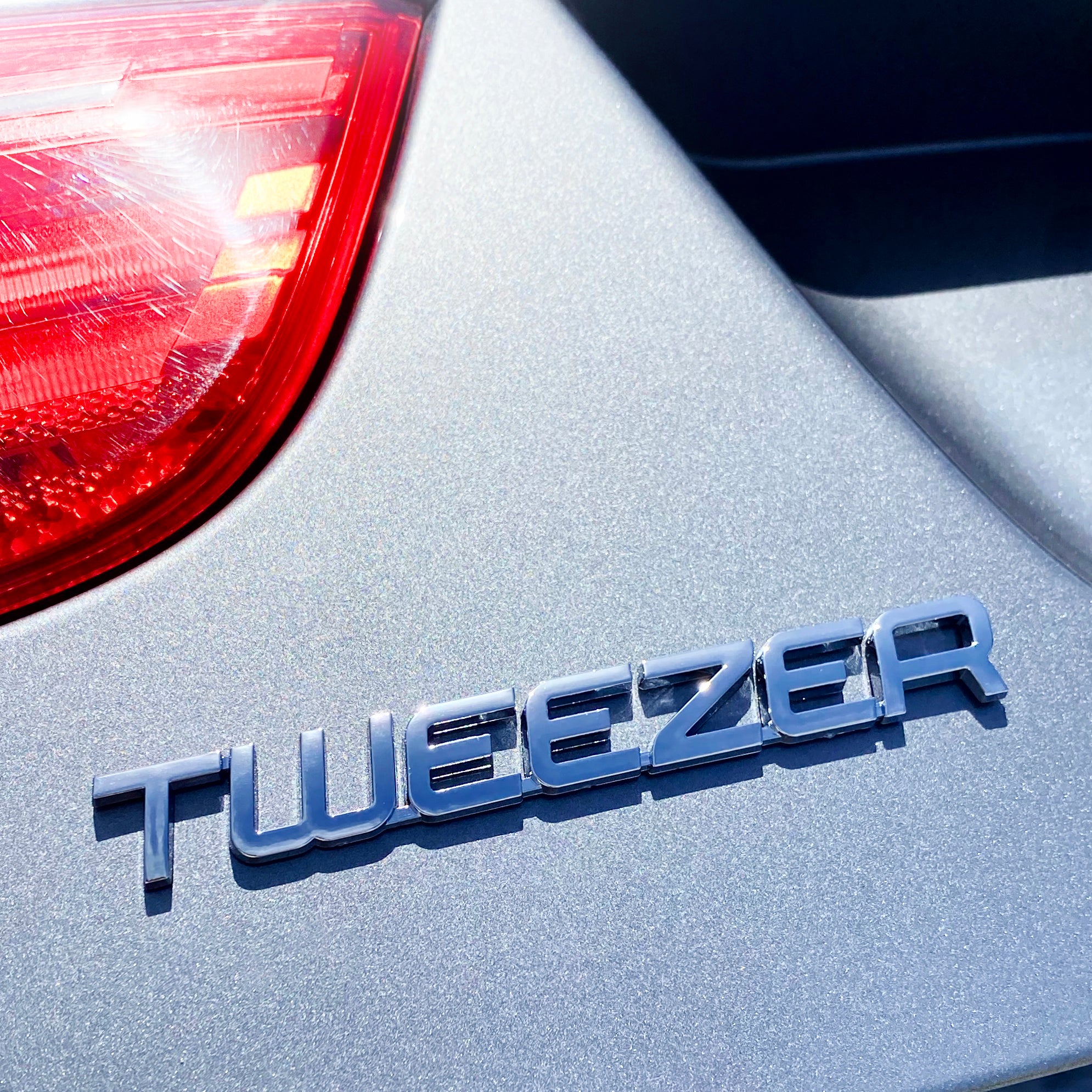 the TWEEZER BADGE - Grateful Fred - Badge