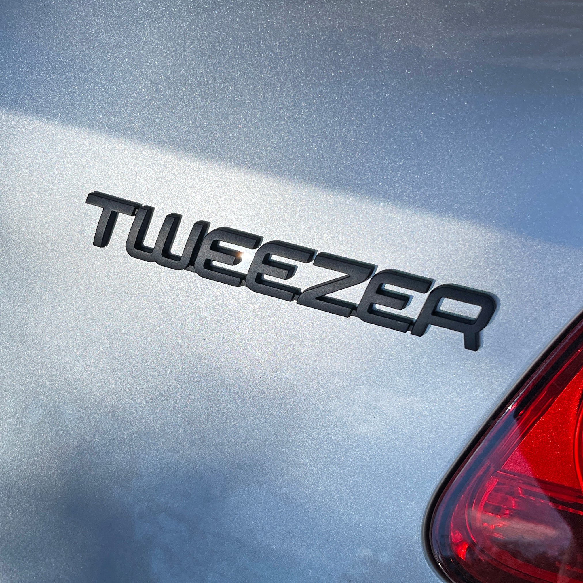 the TWEEZER BADGE - Grateful Fred - Badge