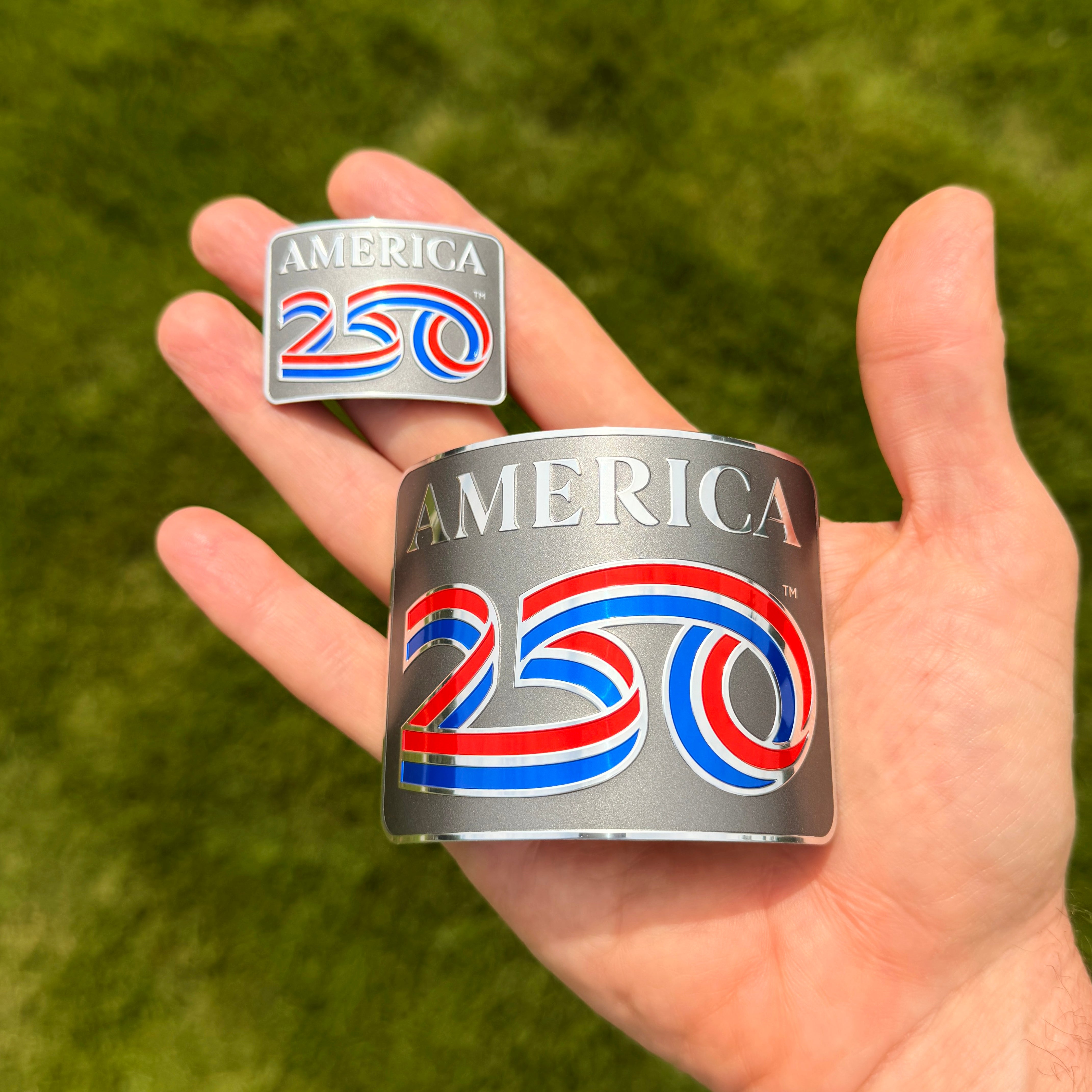 the AMERICA250™ BOTTLE BADGE - Grateful Fred   - 